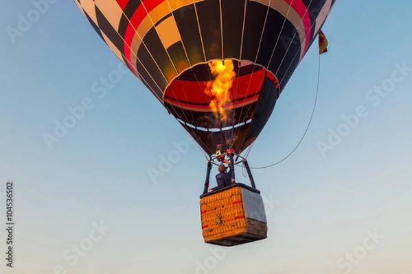 Fototapeta Kolorowy balon na gorące powietrze wcześnie rano