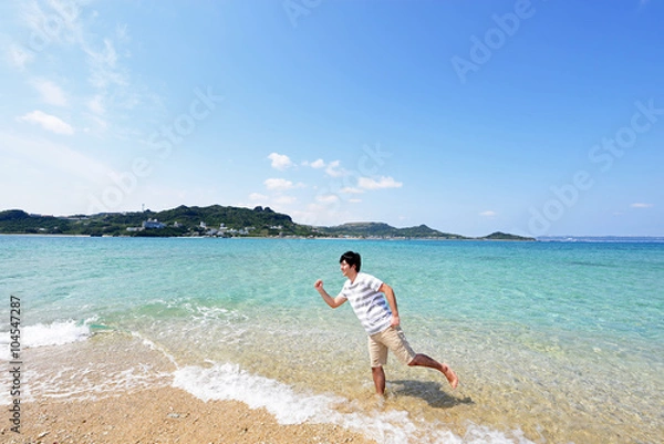 Fototapeta 沖縄の海でくつろぐ男性