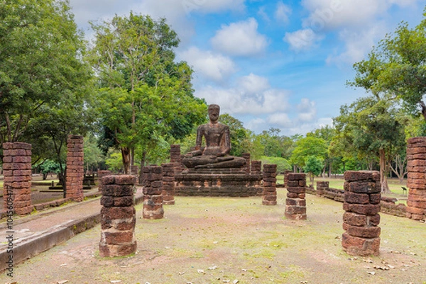 Fototapeta Sitting Buddha statue at Wat Singh temple in Kamphaeng Phet Historical Park, UNESCO World Heritage site