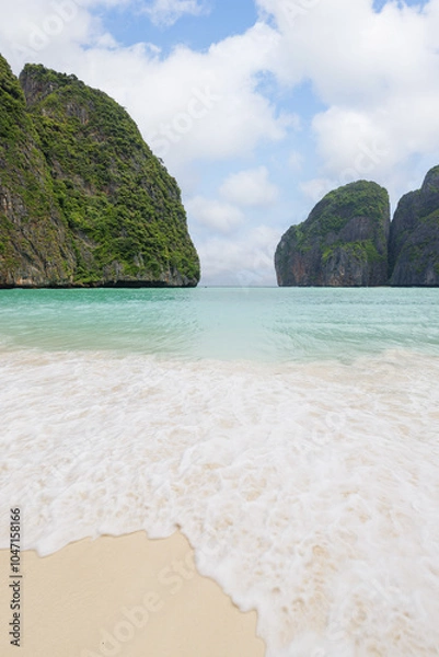 Fototapeta Blue sky with clear water at Maya bay in Phi Phi Island, popular destination of tourist in Krabi, Southern of Thailand.