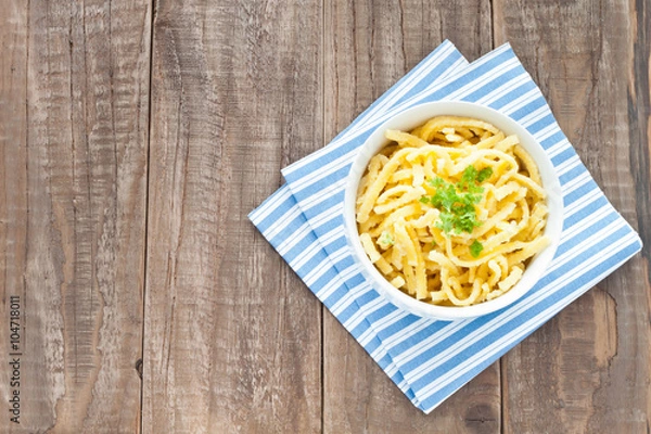 Obraz Szwabski spaetzle w misce, widok z góry