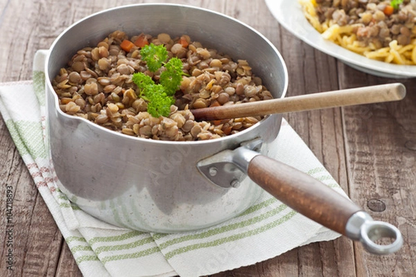 Obraz Linsensuppe in einem Topf mit einem Teller schwäbische Spätzle im Hintergrund