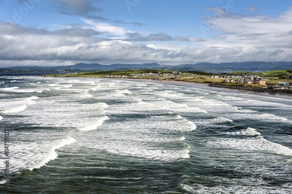 Fototapeta Irland, Rossnowlagh: Panorama Blick auf wunderschöne wilde irische Küste mit Wellen Ozean Meer Stadt Horizont Wolken und blauem Himmel 