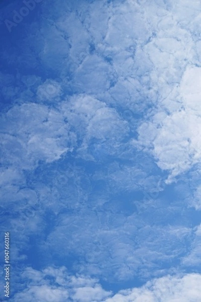 Obraz photo of beautiful white clouds in a clear daytime sky