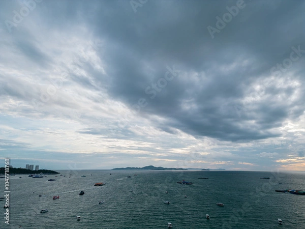 Fototapeta 태국 파타야 해변의 에메랄드빛 바다와 평화로운 해안선 풍경
