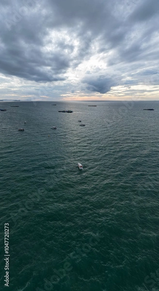 Fototapeta 태국 파타야 해변의 에메랄드빛 바다와 평화로운 해안선 풍경