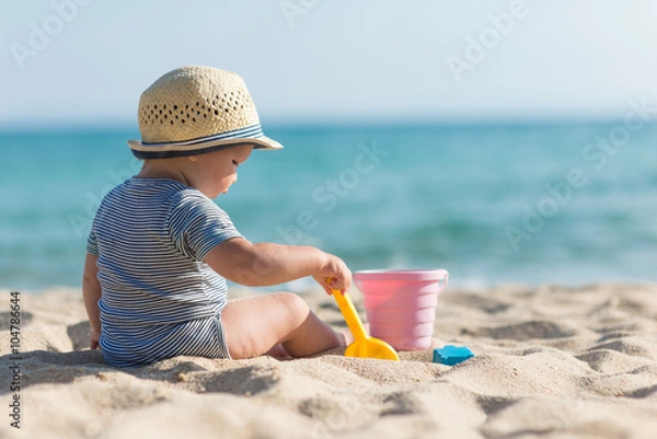 Fototapeta Słodkie dziecko na tropikalnej plaży bawić się zabawkami
