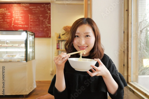 Obraz ラーメンを食べる女性