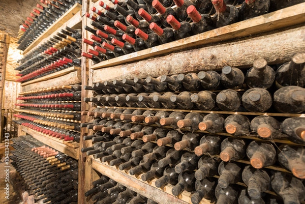 Obraz Antiche bottiglie di vino rosso invecchiato in cantina, Puglia