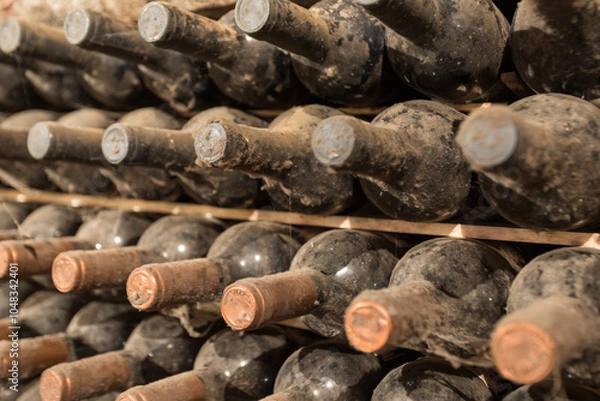 Obraz Antiche bottiglie di vino rosso invecchiato in cantina, Puglia