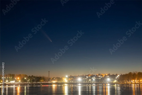 Obraz Comet Tsuchinshan-ATLAS over the city