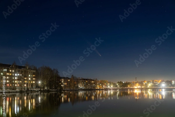 Obraz Comet Tsuchinshan-ATLAS over the city