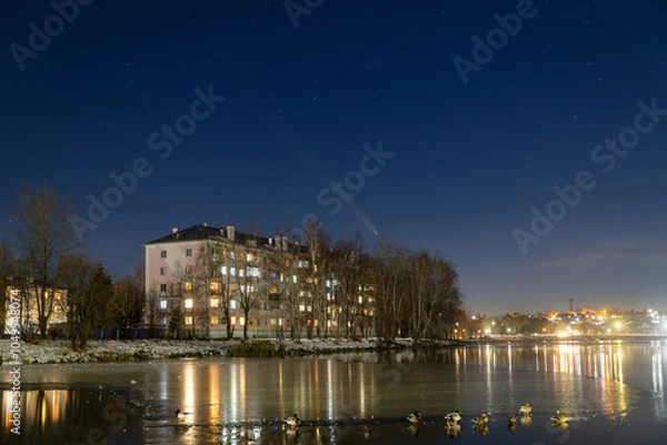 Obraz Comet Tsuchinshan-ATLAS over the city