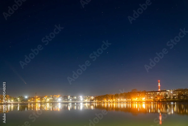 Obraz Comet Tsuchinshan-ATLAS over the city