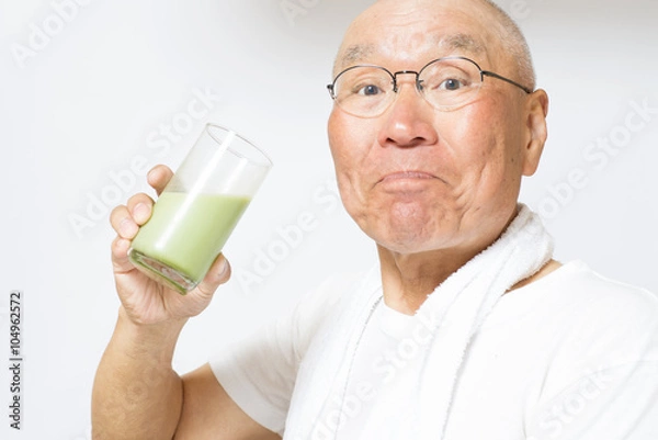 Fototapeta 健康ドリンクを笑顔で飲むシニア