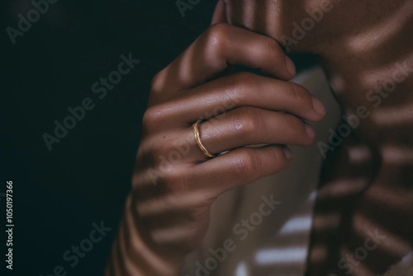 Obraz Ring an einer Hand