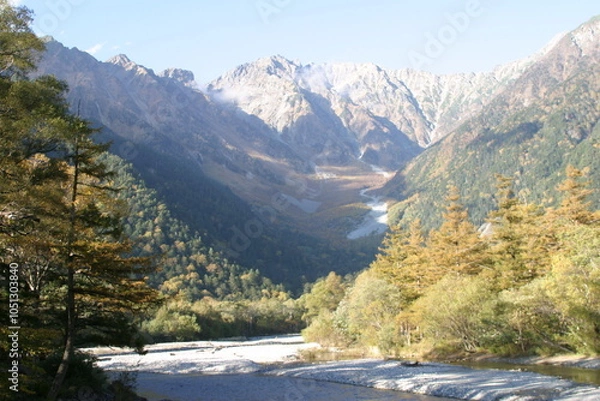 Fototapeta 秋の穂高岳上高地梓川周辺を歩く（日本）