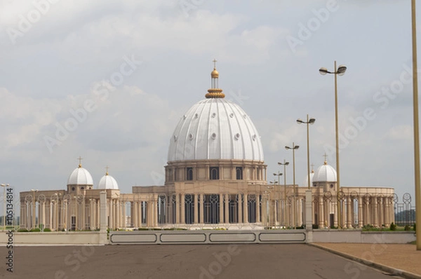 Fototapeta Catholic Basilica of Our Lady of Peace (Basilique Notre-Dame de la Paix) in Yamoussoukro, CÃ´te d'Ivoire. Guinness World Records lists it as the largest "church" in the world.