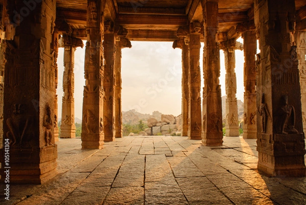 Obraz Piękna architektura starożytnych ruin świątyni w Hampi