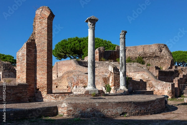 Fototapeta Columns remaining from ancient structures. Archaeological sites in Italy.