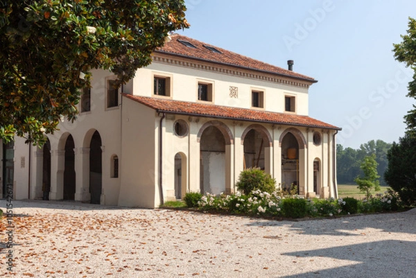 Fototapeta View of an Italian villa and the road leading to it through the trees.