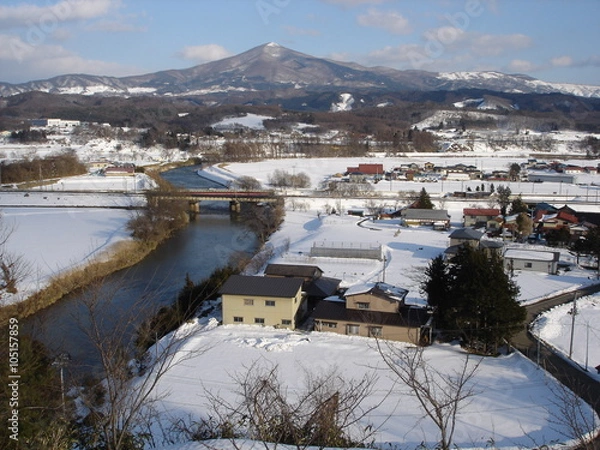 Fototapeta 姫神山と赤川を渡るいわて銀河鉄道
