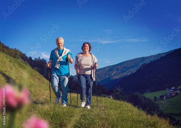 Obraz starsza para robi nordic walking