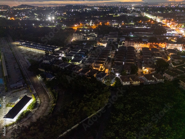 Fototapeta 태국 파타야 좀티엔 도심의 화려한 야경과 도시 스카이라인 풍경
