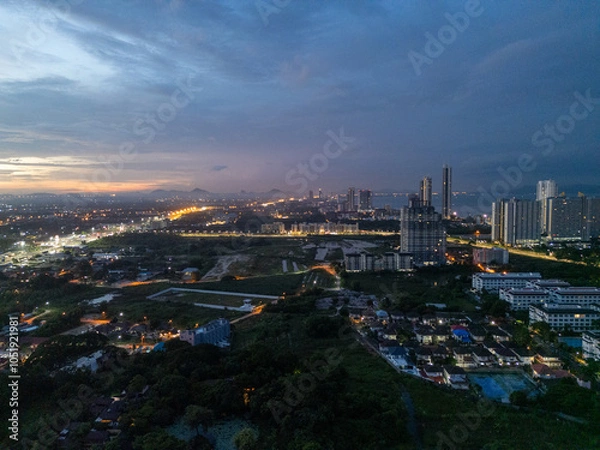Fototapeta 태국 파타야 좀티엔 도심의 화려한 야경과 도시 스카이라인 풍경
