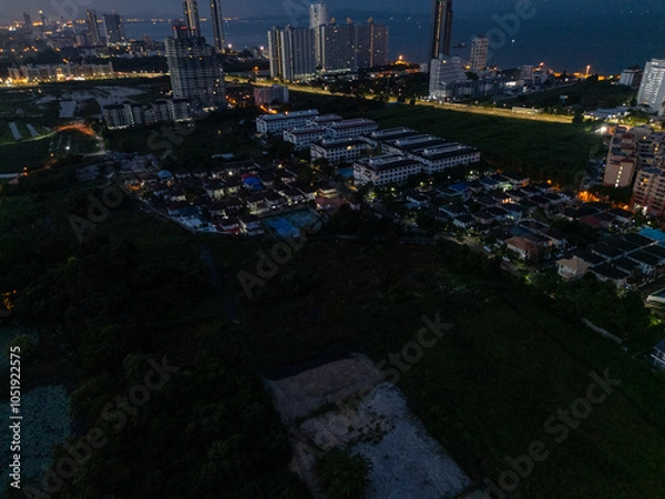 Fototapeta 태국 파타야 좀티엔 도심의 화려한 야경과 도시 스카이라인 풍경
