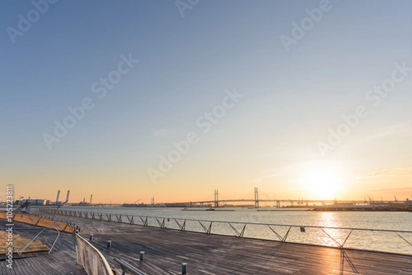 Obraz 朝日の桟橋と吊り橋