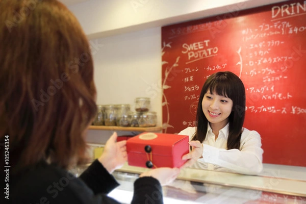 Obraz 商品を渡す女性