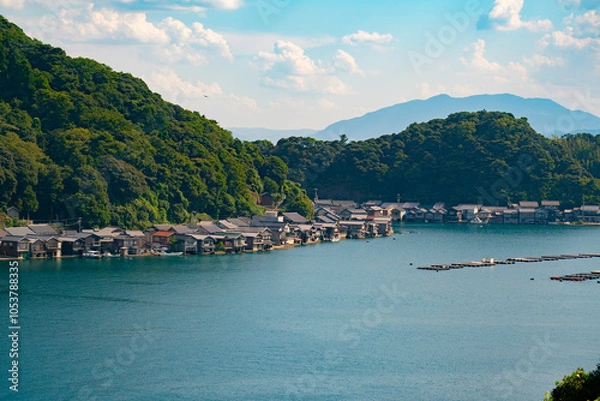 Obraz 伝統的な建築物が並ぶ漁村, 伊根町と伊根湾の風景