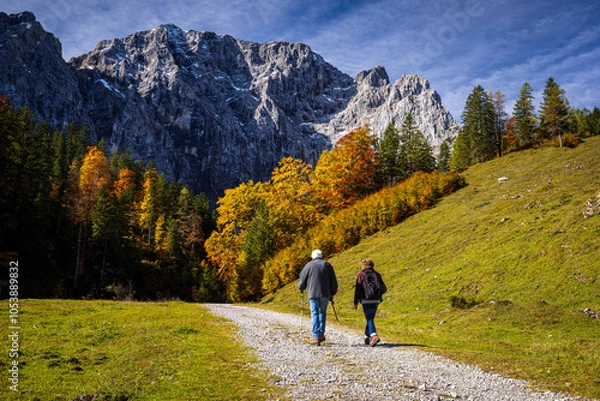 Fototapeta hiking in the mountains of the alps in austria in autumn with yellow trees