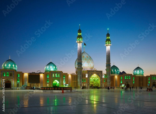 Obraz QOM, IRAN - 09 marca 2016: Ludzie chodzą po podwórku Jamkar
