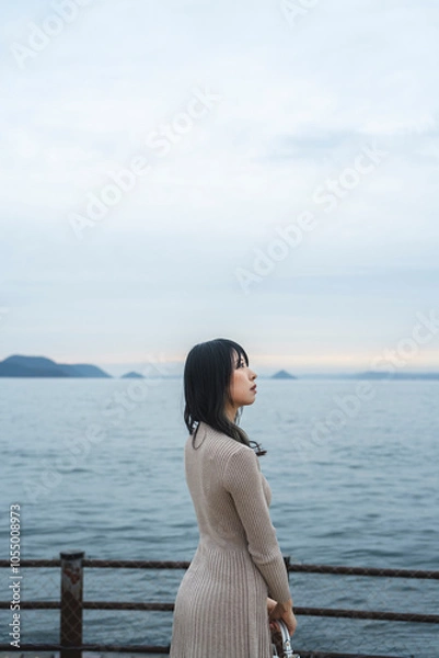 Fototapeta 海にいる女性