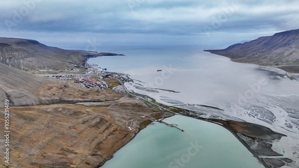 Fototapeta Aerial view of Longyearbyen in Svalbard showcasing the tranquil landscape and seascape