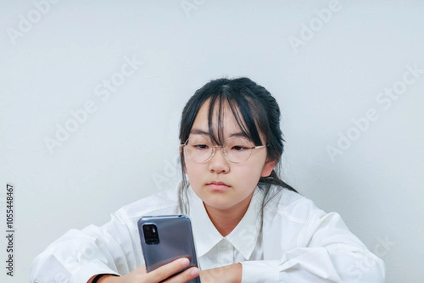 Fototapeta スマホを使って学習をする女の子