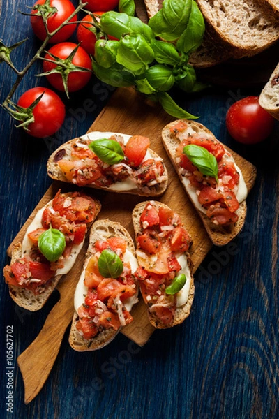 Obraz Włoska bruschetta z pieczonymi pomidorami, serem mozzarella i