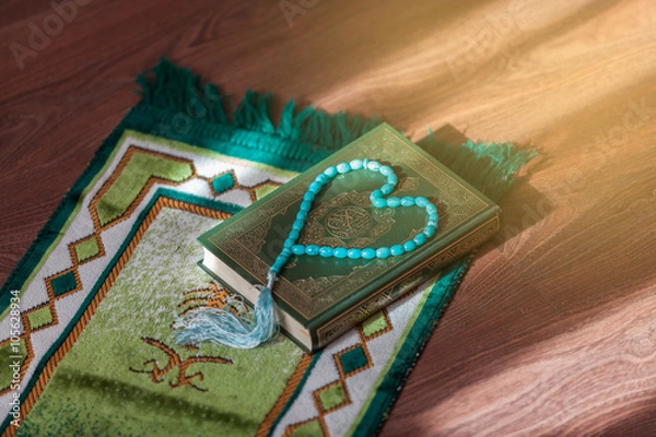 Obraz Священная книга коран зеленого цвета, четки