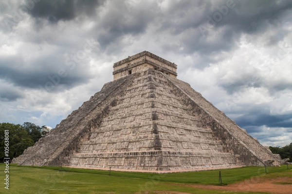 Obraz Chichen Itza pyramid under a storm, Mexico