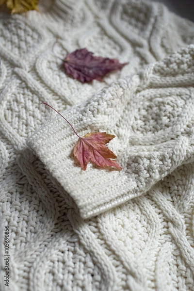 Fototapeta Осенний лист на фоне вязанного свитера