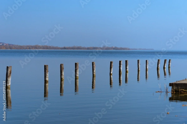 Obraz Straight columns in the harbor.