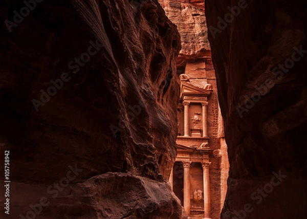Obraz Wąski kanion, który służy jako przejście wejściowe do ukrytego miasta Petry, Jordan. Witryna światowego dziedzictwa UNESCO