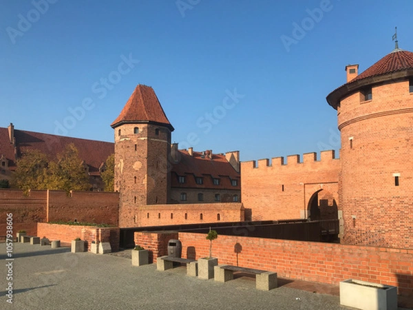 Fototapeta Malbork, Poland - Castel in Malbork, Marienburg as seen from the river Nogat. Teutonic knights architecture in Poland.  