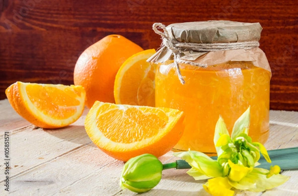 Obraz Банк апельсинового джема, несколько долек апельсина и нарцисс