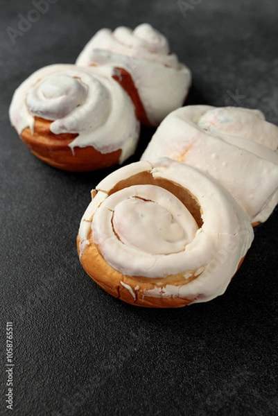Fototapeta Fragrant Cinnabons with cream on a gray background