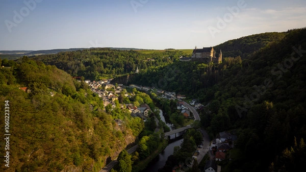 Obraz A scenic aerial exploration of Vianden's stunning castle and lush landscapes