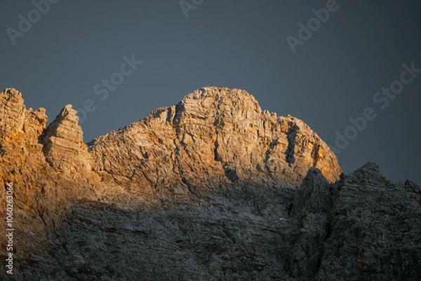 Obraz Breathtaking sunrise over foggy mountain landscapes, casting warm light through misty valleys. A serene and majestic scene, perfect for outdoor, nature, and adventure themes capturing dawn's beauty.