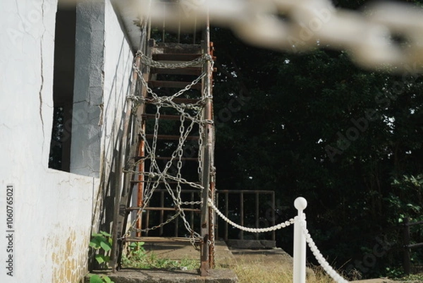 Obraz 廃墟の老朽化して封鎖された階段